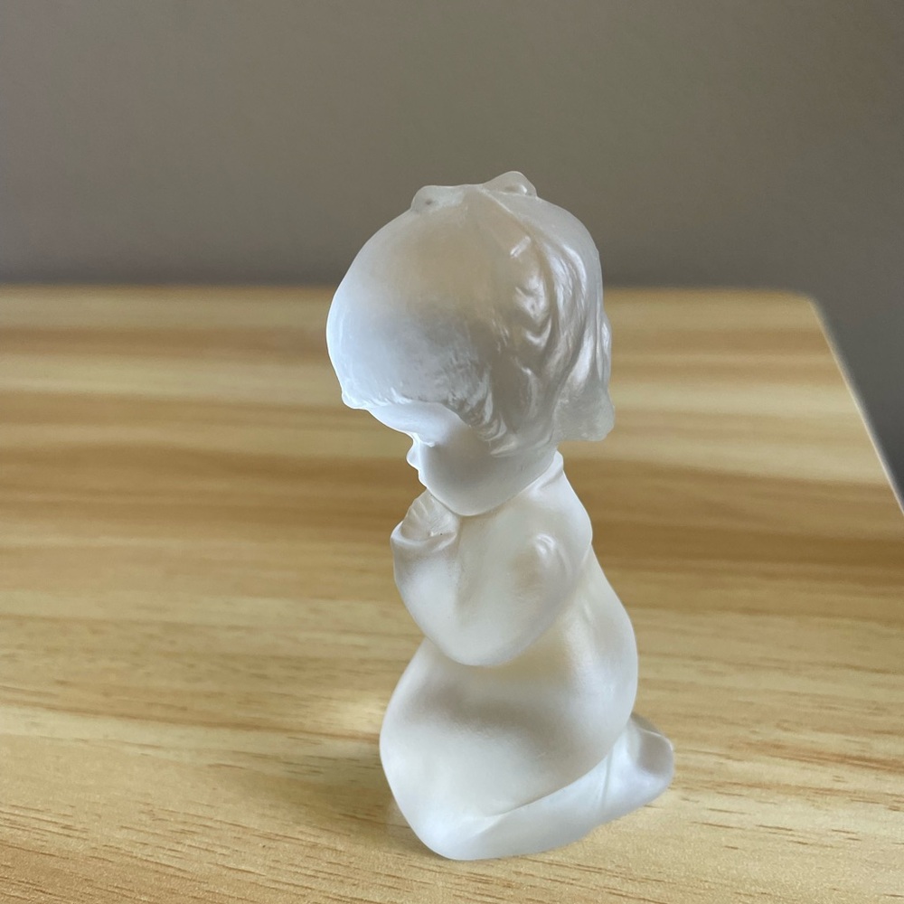 Fenton Praying Girl. Satin Art glass
2"by 4"   Excellent condition. Vintage.